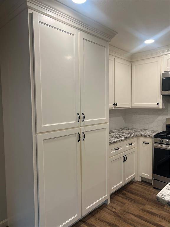 Look at all that storage! Soft close cabinets and drawers.