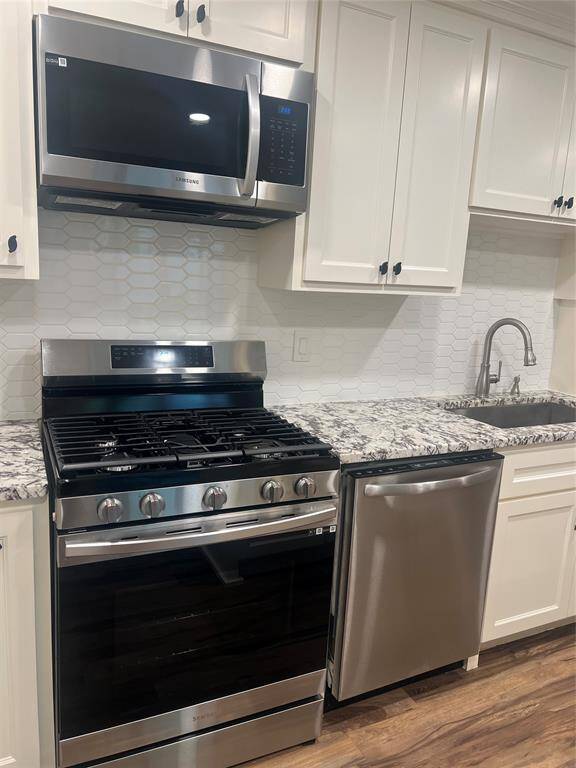 Neutral cabinets and back splash-YES! Stainless Steel appliances-YES!