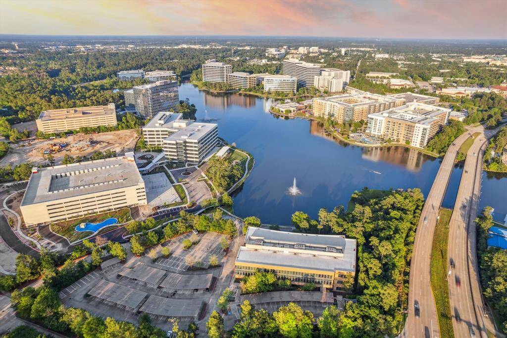 Walking distance to Northshore Park and Hughes Landing with easy access to Woodlands Mall, Market Street, I-45 and Grand Parkway, this home is only minutes from the finest dining, entertainment and shopping.