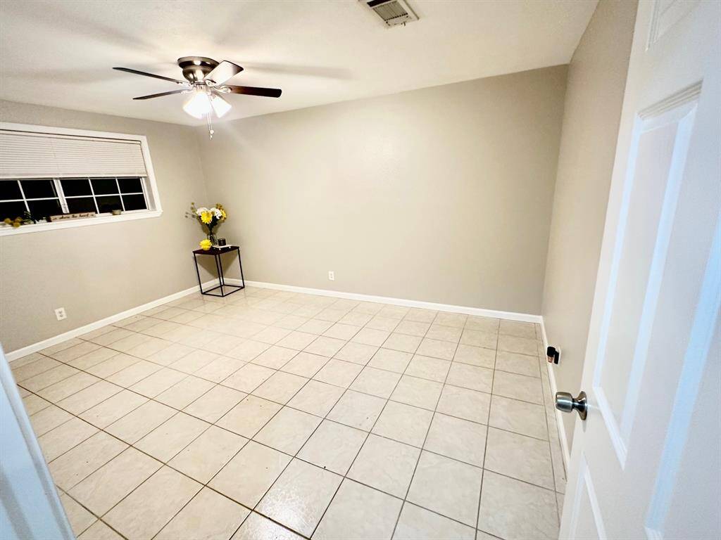 MASTER ROOM
