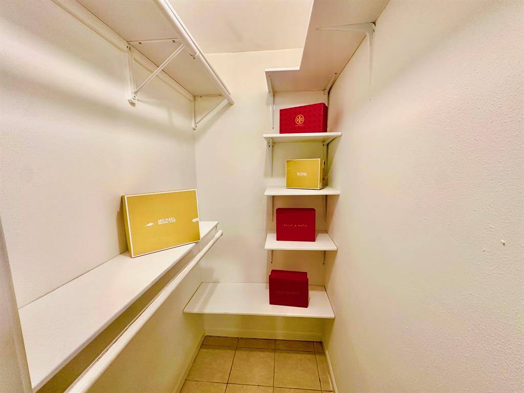 MASTER WALKING CLOSET.