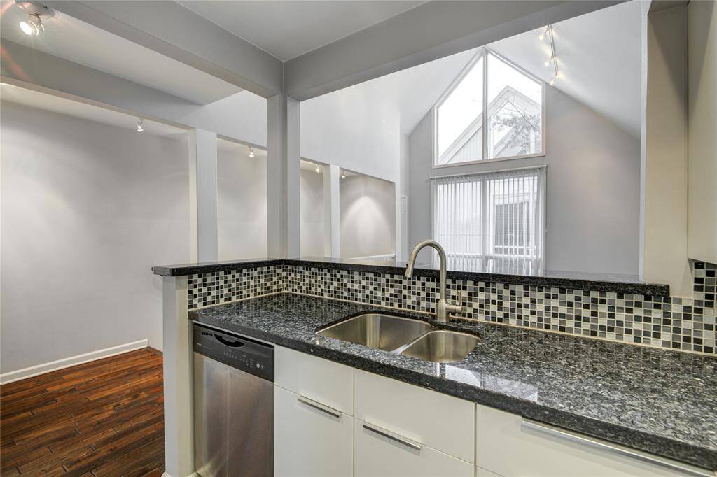 Granite countertops & beautifully tiled backsplash