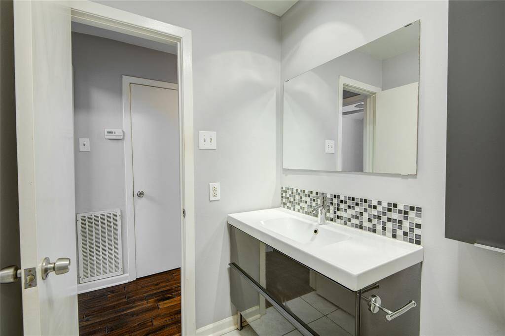 Sleek clean lines in the bathroom for a modern touch