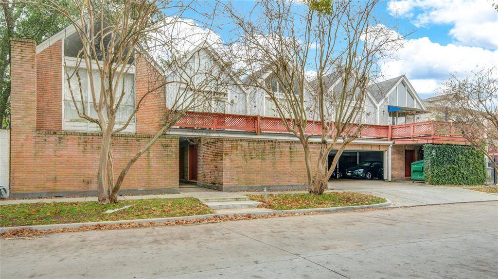 Quiet Montrose complex on highly sought after street