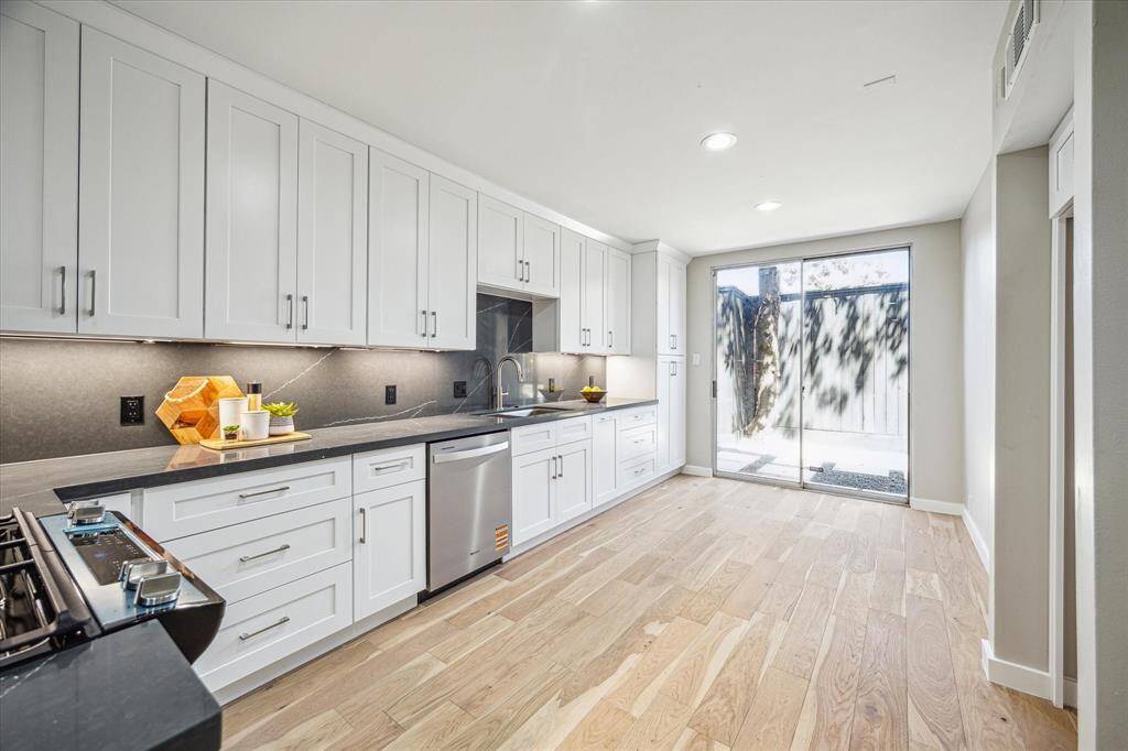 This spacious dining area offers the perfect backdrop for dinner parties, casual family gatherings, and everything in between. Your friends and family are going to love breaking bread with you in this elegant setting.