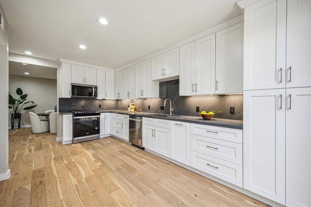 With White Oak engineered flooring, fresh neutral paint, and plenty of space for a dining table and sideboard, this inviting dining room flows effortlessly into the living area with easy access to the kitchen making it ideal for both everyday meals and entertaining.