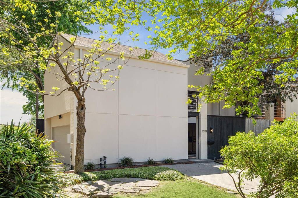 Located in a walkable neighborhood with charming tree-lined streets, this home is just blocks from Memorial Park with its scenic trails, Arboretum, golf course, and tennis courts. Favorite local spots include Pacific Coast Tacos, El Tiempo on Washington, and a wide variety of restaurants along Memorial Drive, all just minutes from your door.