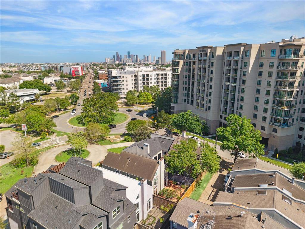 Enjoy stunning views of the Houston skyline from home, an everyday reminder of your unbeatable location.