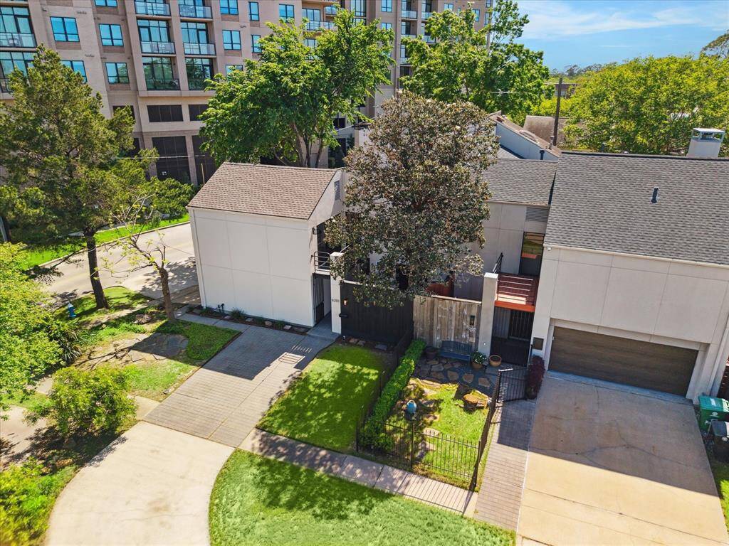 Perfectly positioned in the heart of the city, this home offers unbeatable access to Houston’s best. Just a short walk to Memorial Park and minutes from downtown, the Astros ballpark, the theater and Galleria, plus proximity to schools and major freeways with I-10 and Loop 610 right around the corner.