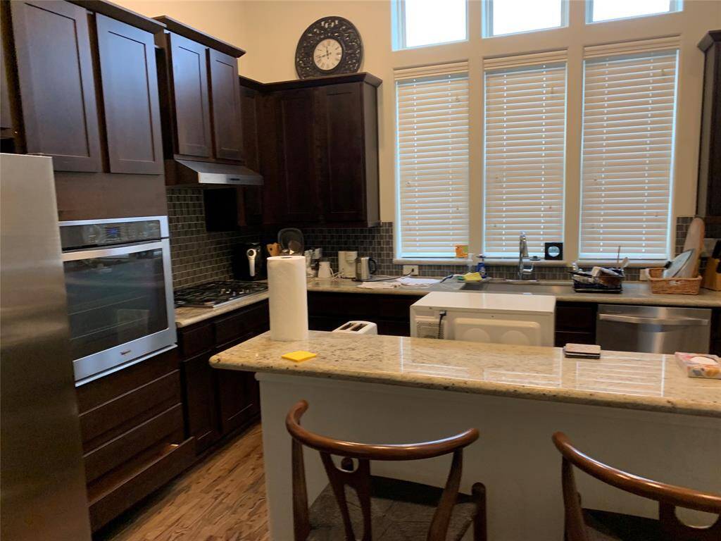 Open kitchen living with creakfast bar.