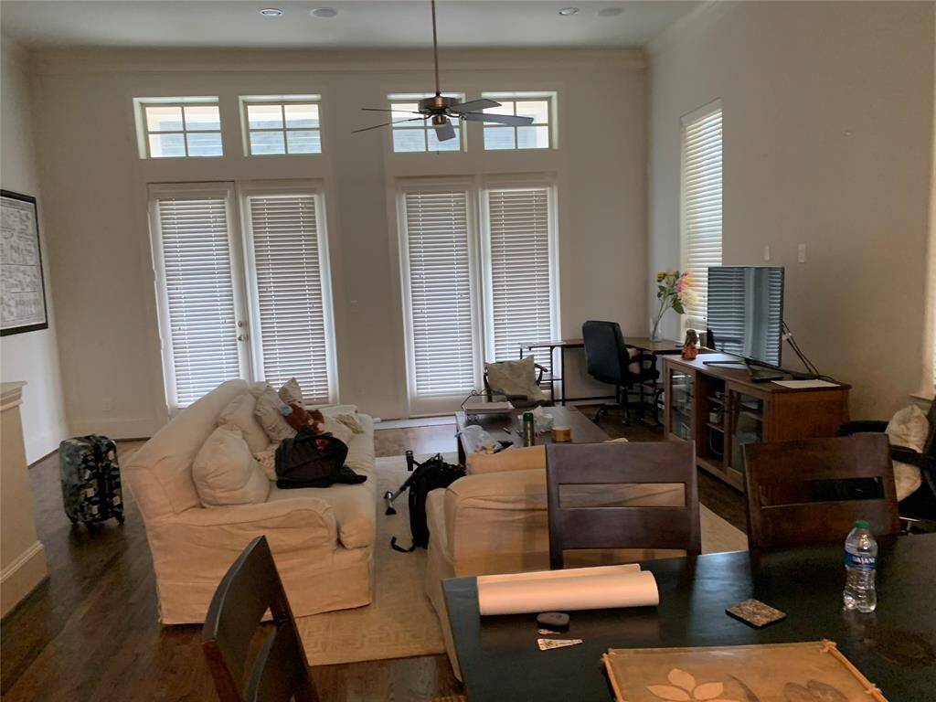 High ceiling living room (furnished).