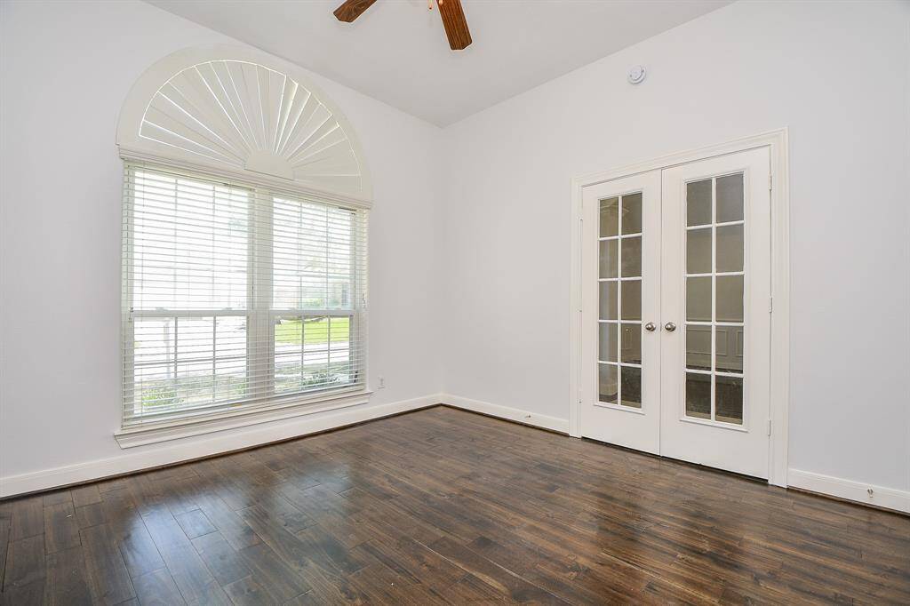 This study offers privacy when you need it plus lots of natural lighting
