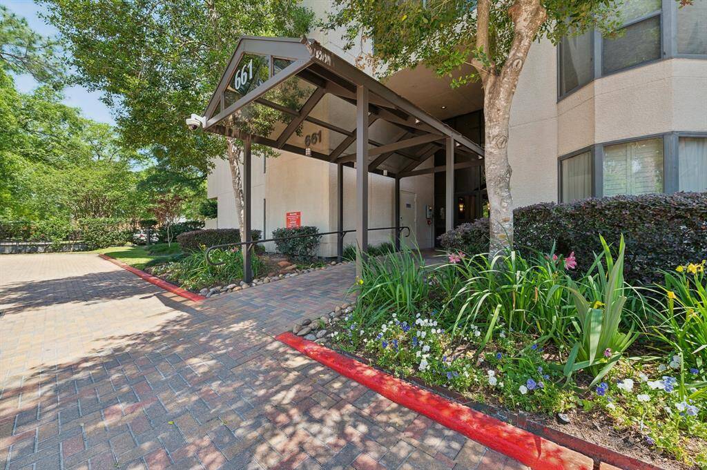 Woodway Place Atrium Condos entrance