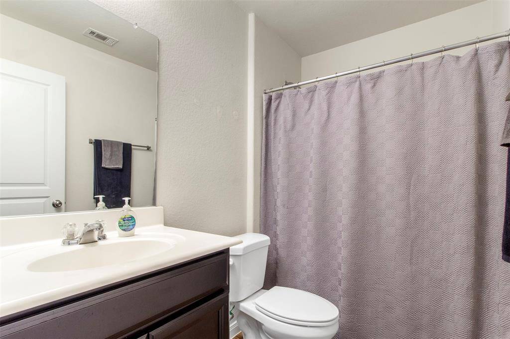 1st Floor Full Guest Bath