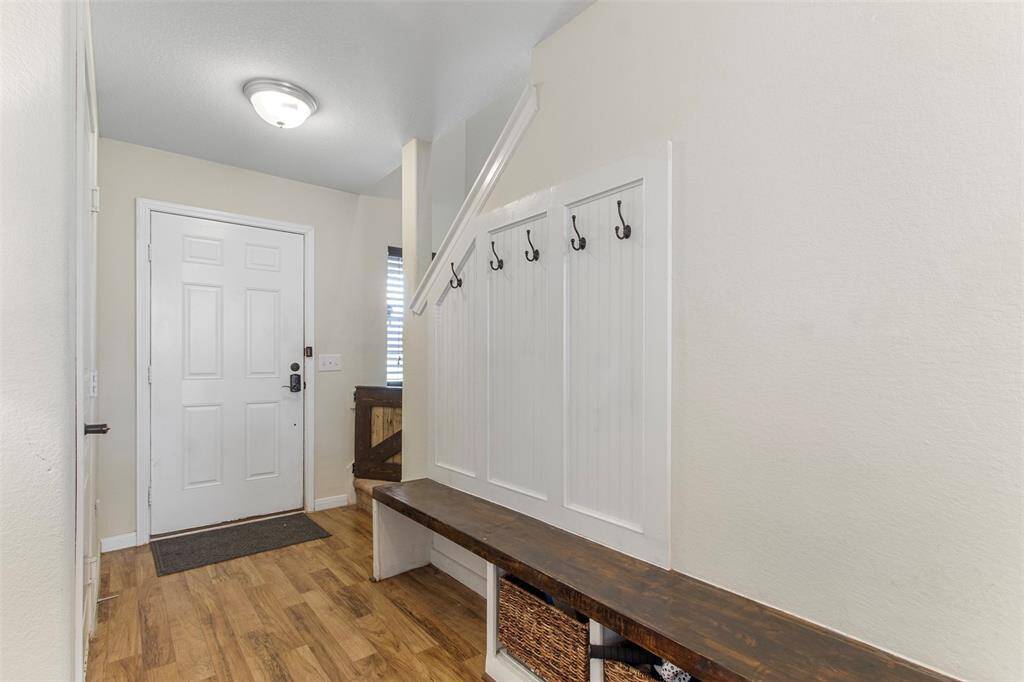 Built-in bench with extra storage
