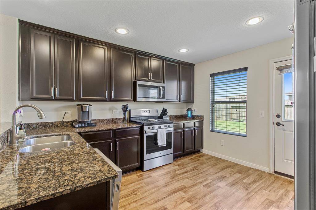 Sleek cabinets that match the granite