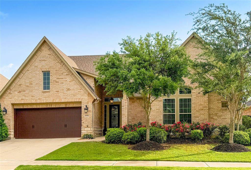 David Weekly Certified home in Oak Pointe gated section of Cane Island.