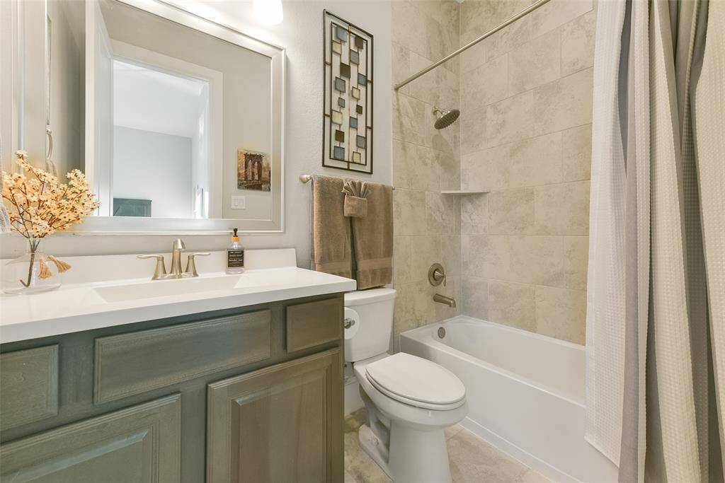 Full bath off the 2nd bedroom.