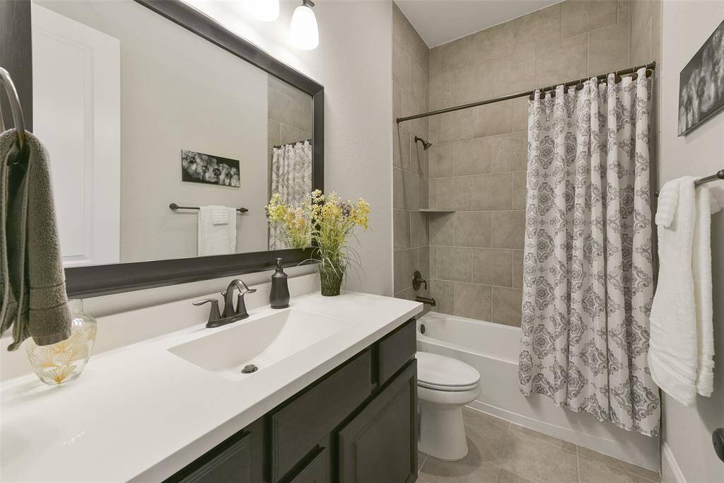 The 3rd bedroom full bath ensuite.