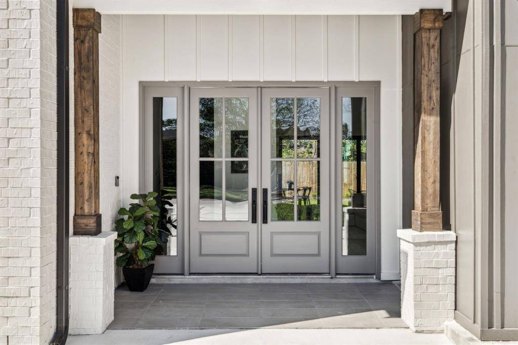 Beautiful 9' double doors at the entry.