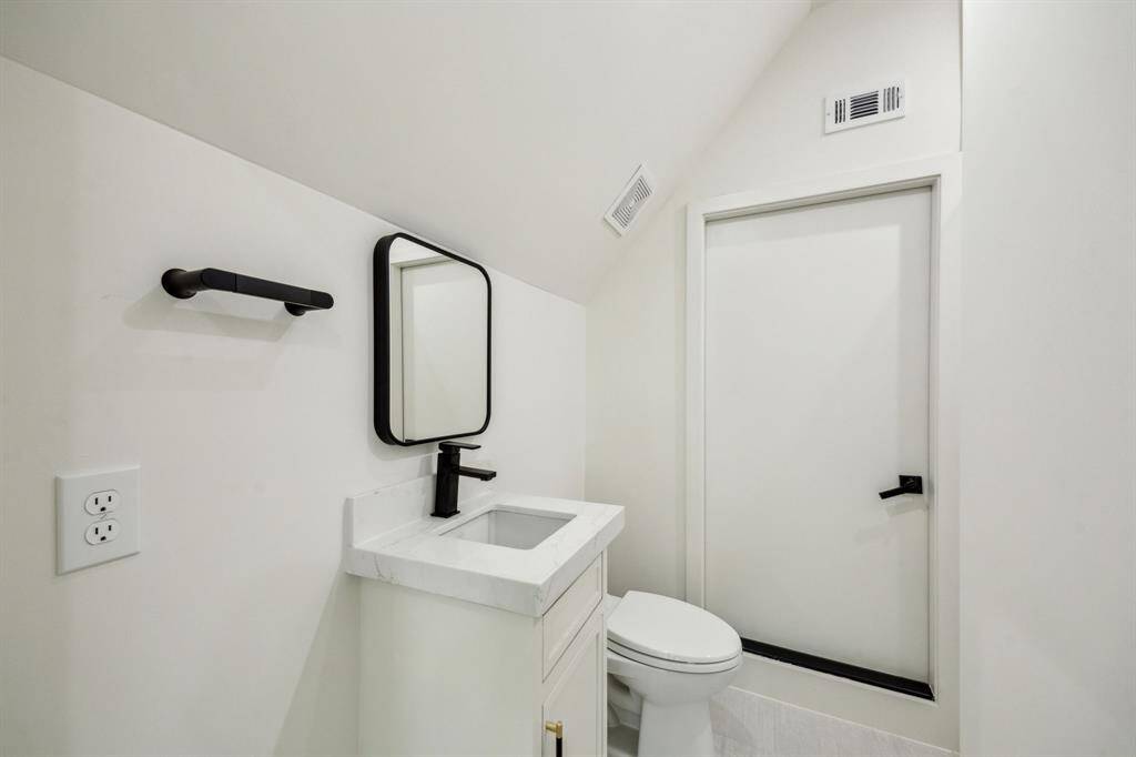 guest bath 3 is adjoined to the flex space.