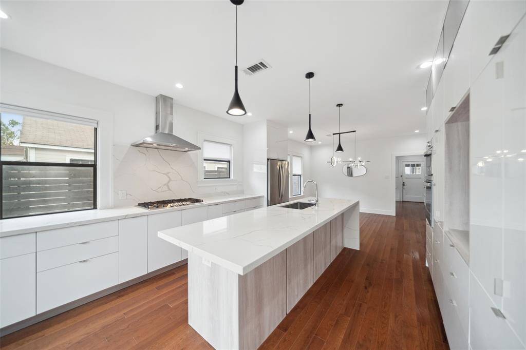 Under cabinet seating is perfect for those mornings on the go and quick dinners in the evening.
