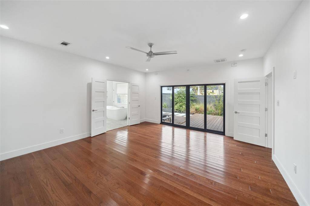 Experience indoor/outdoor living straight from your bedroom! Sliding glass doors make it perfect for those cool Houston nights and relaxing on the sun soaked deck.