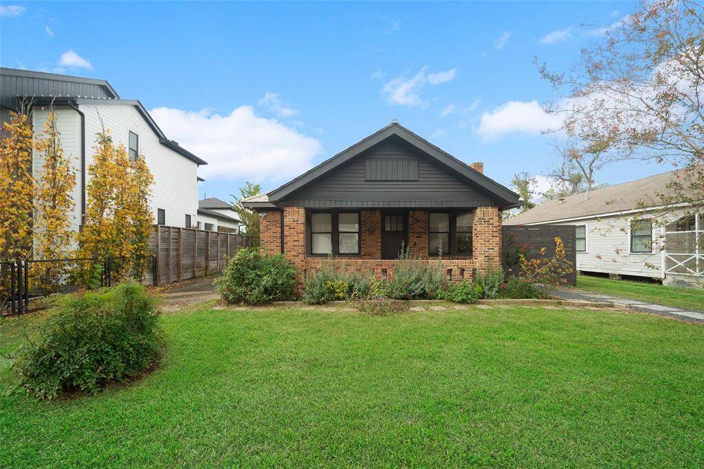 What a great opportunity to live in the heart of the Heights minutes from food, shopping and much more. Make 737 Columbia yours today!
