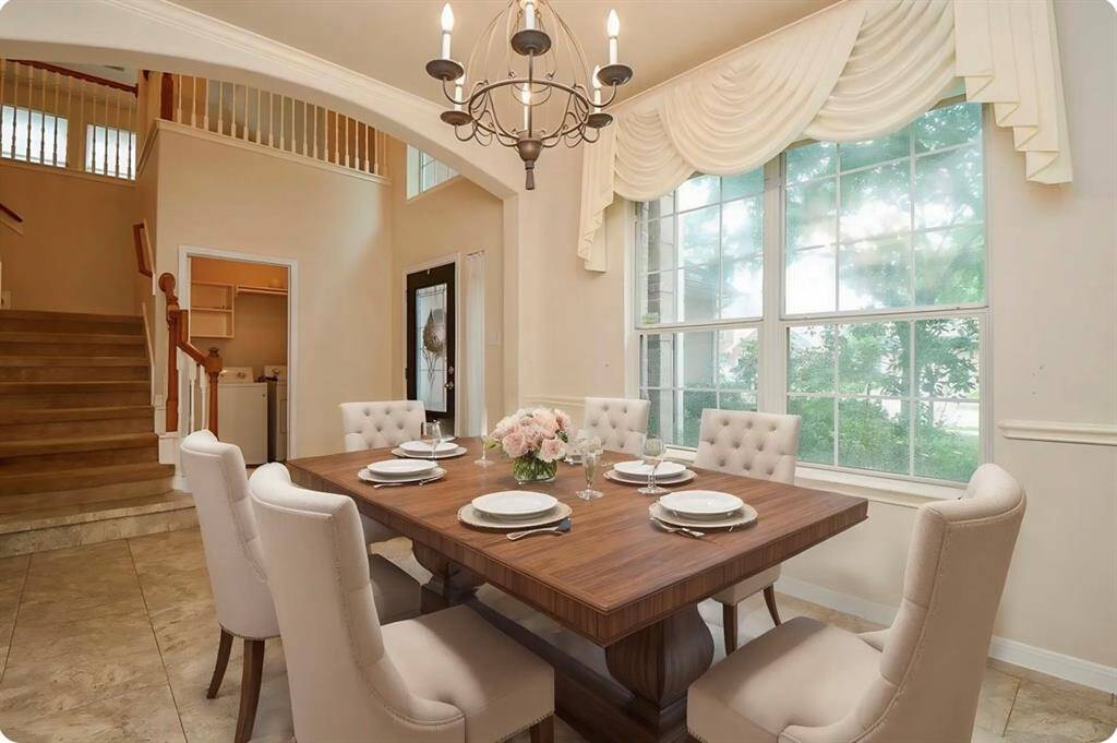 Dining room (V staged).