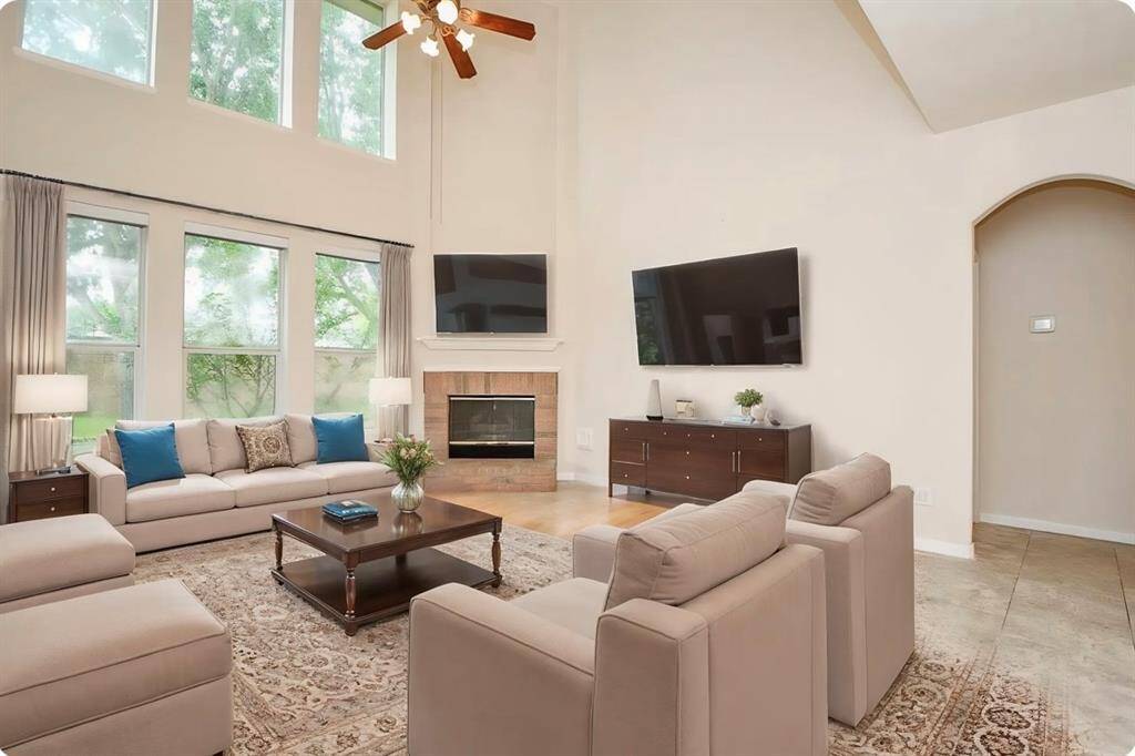 2 story family room (V staged).
