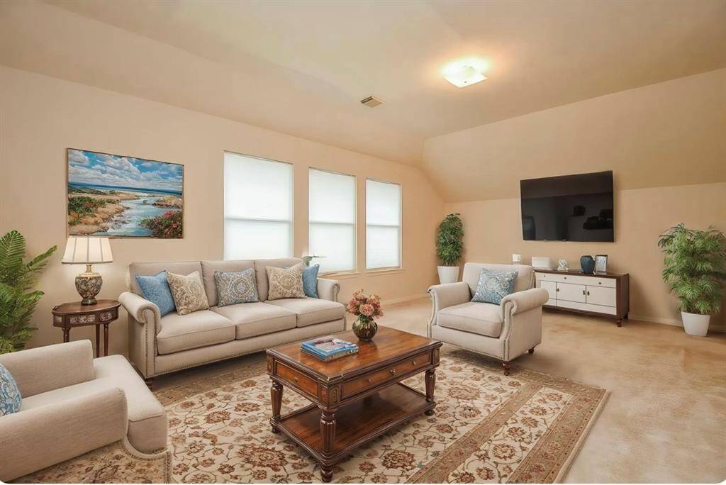 Large gameroom (V staged).
