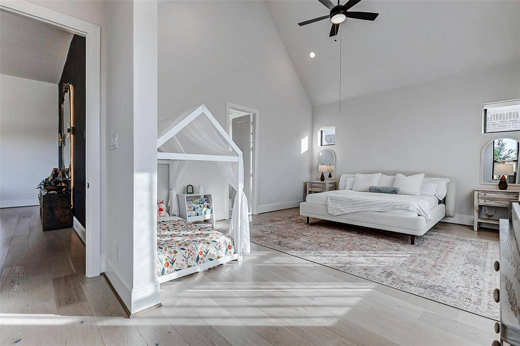 Retreat to the effortless comfort of the Owner’s Suite, featuring a soaring cathedral ceiling, a stylish ceiling fan, and a refined en suite bathroom. A spacious walk-in closet completes this luxurious private haven.