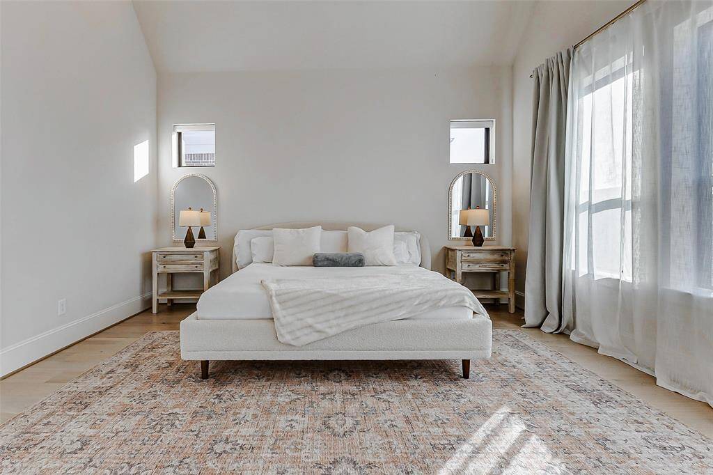 With ample space to easilyaccommodate a king-size bed set,this room provides the perfectretreat for unwinding after a longday.