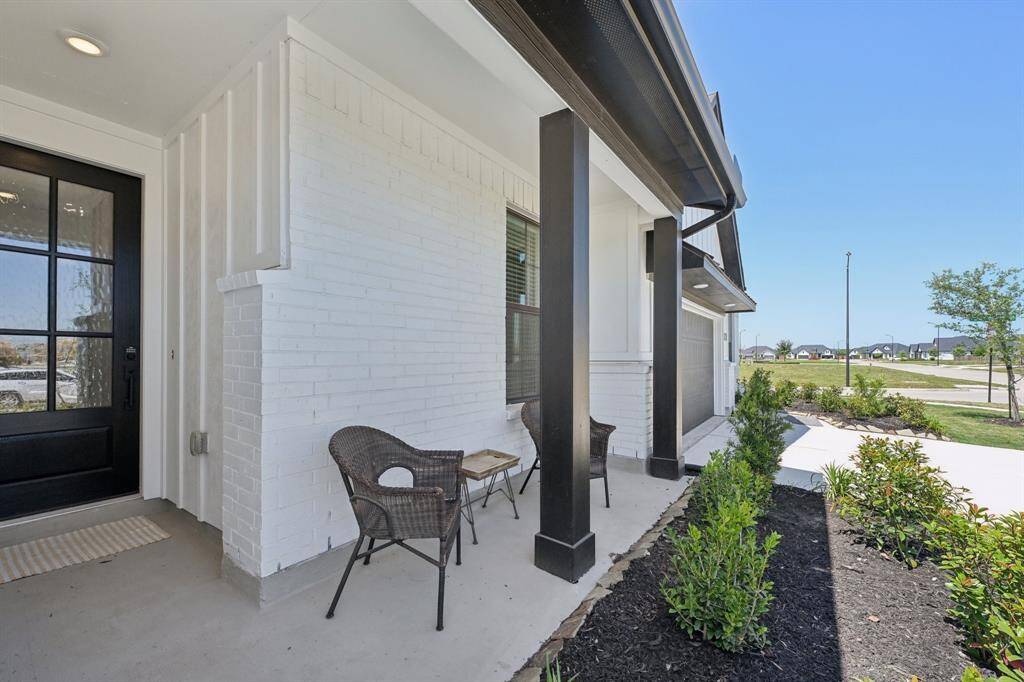 Super cute front porch.
