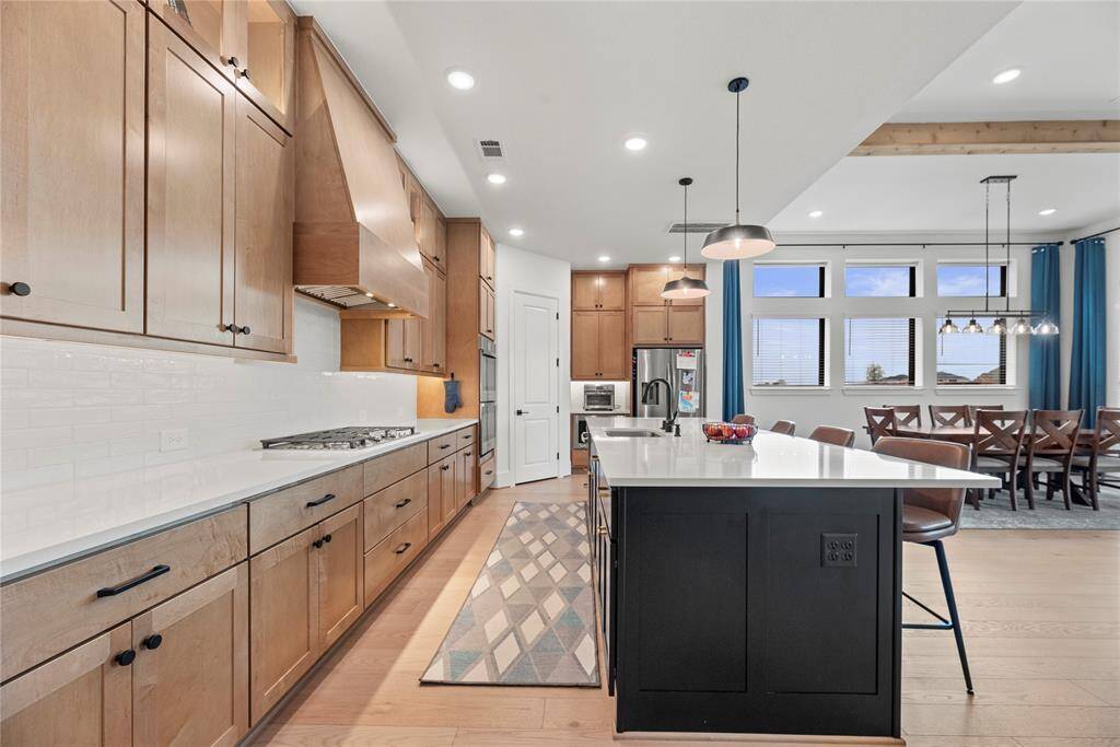 The natural beauty of the quartz creates visual interest and texture, while also serving as a practical and easy-to-clean surface.