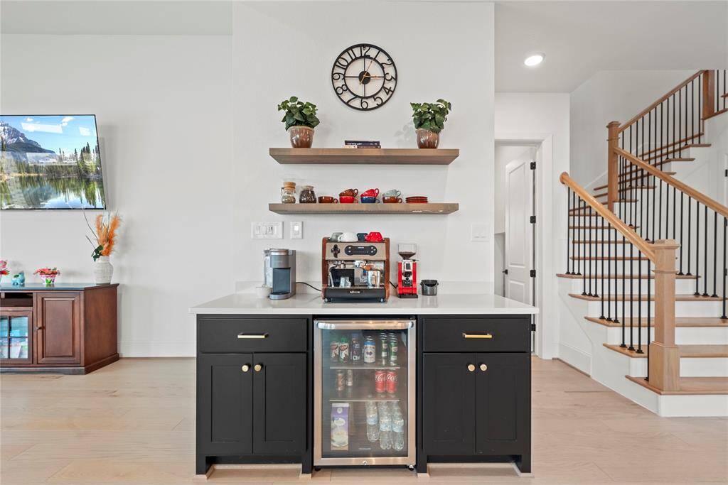 This built-in dry bar is perfect for fun and effortless entertaining! With plenty of storage, a stylish countertop, and a sleek design, it’s the ideal spot to mix up your favorite cup of coffee or grab a sode before heading outside to the pool to enjoy good times with friends and family.