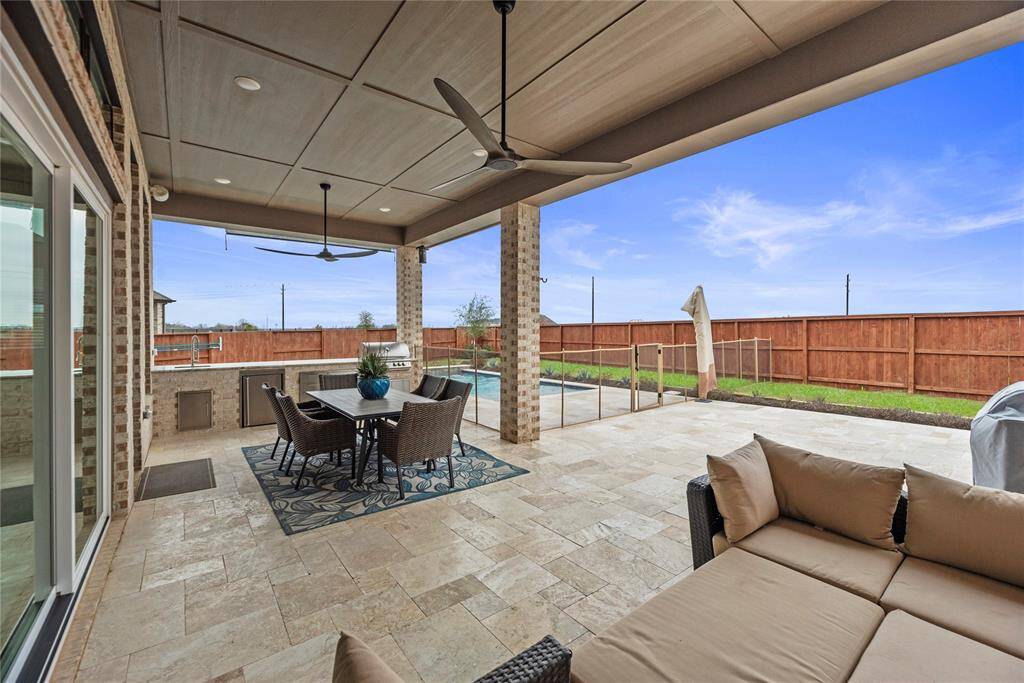 Now this is where the fun begins, just look at this beautiful back yard!