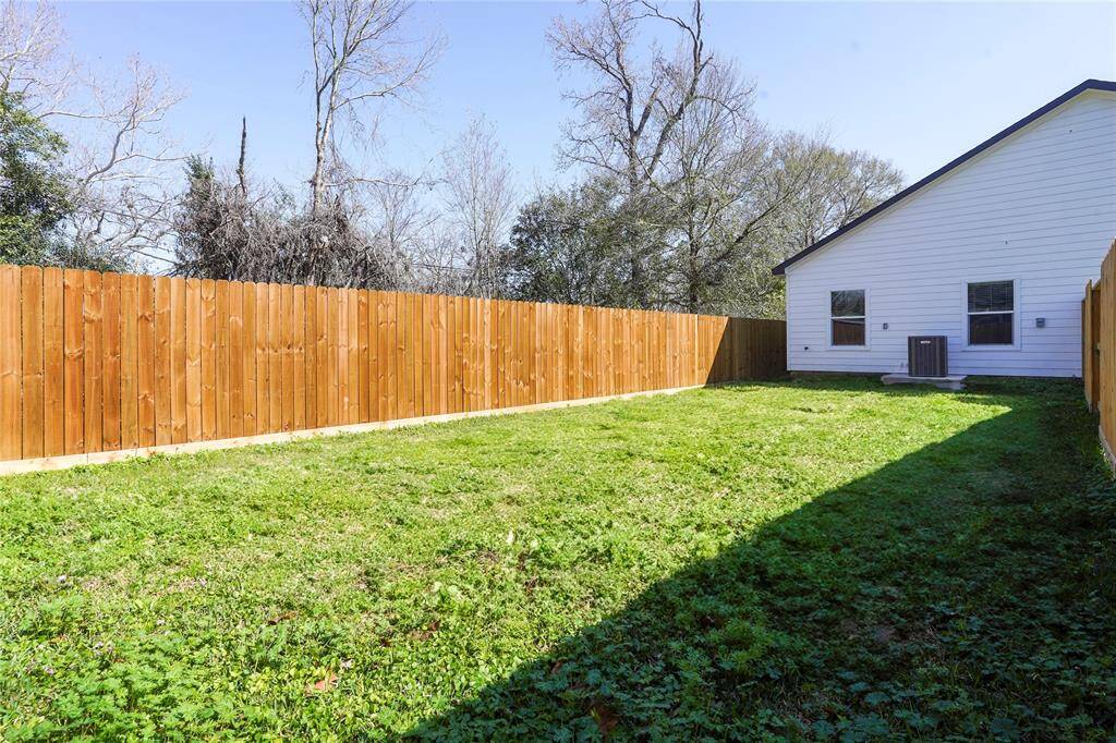 Gorgeous outdoor backyard with plenty of room to entertain your guess.