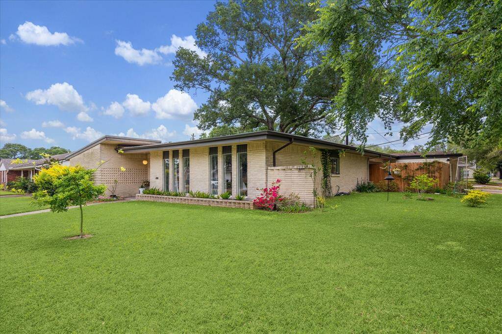 Why settle for ordinary when you can have great "Mad Men" style? Spacious corner lot with mature shade trees.