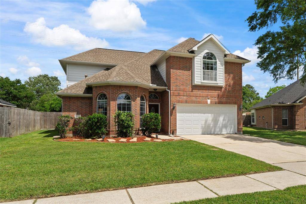With it's classic curb appeal and the privacy of no back neighbors, this charming home can be yours! Featuring ample windows to bring natural light all throughout.