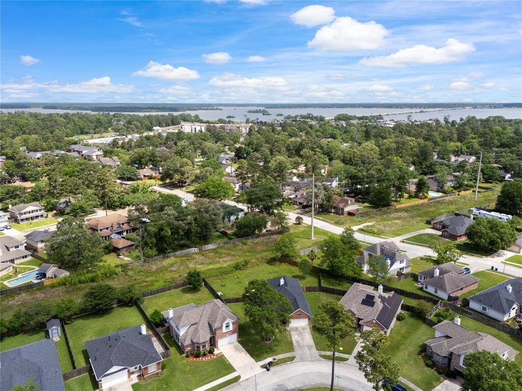 Surrounding by Lake Houston, this community is filled with amenities! Everything you need at your finger tips.