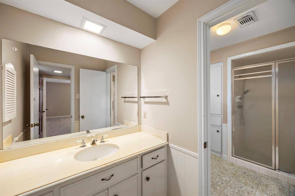 Primary bath has shower only