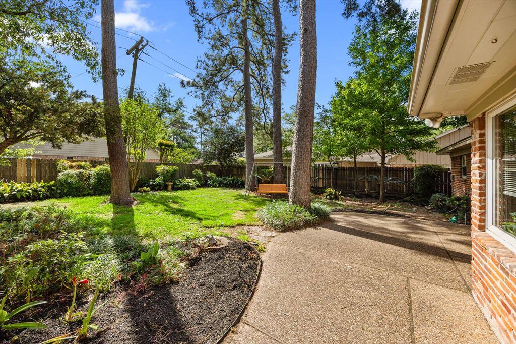 Lovely back yard and patio