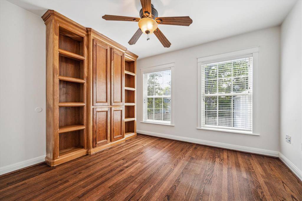 A better view of the built-in cabinet, this makes a great study if you need one
