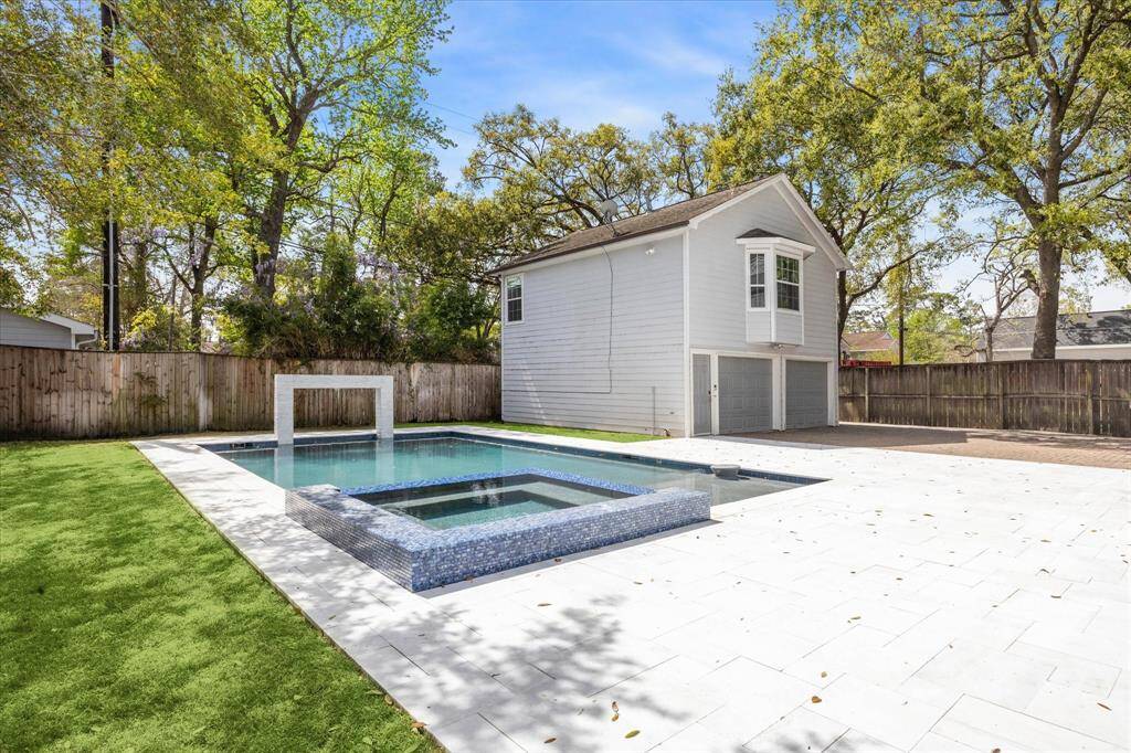 Another view of this gorgeous pool and hot tub, also showing the oversized garage and apartment above
