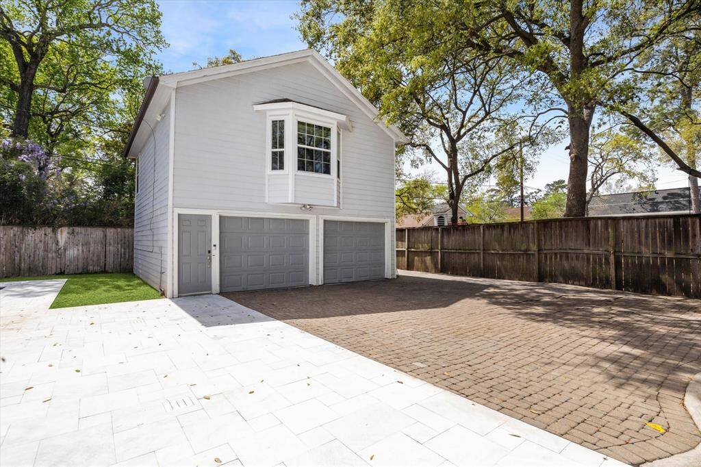 Garage with apartment above, so much extra parking and party space!
