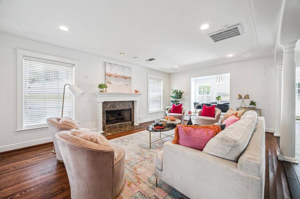 Family / Living room bathed in natural light