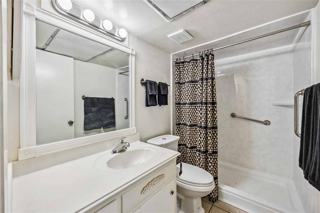 Hallway Full Bathroom