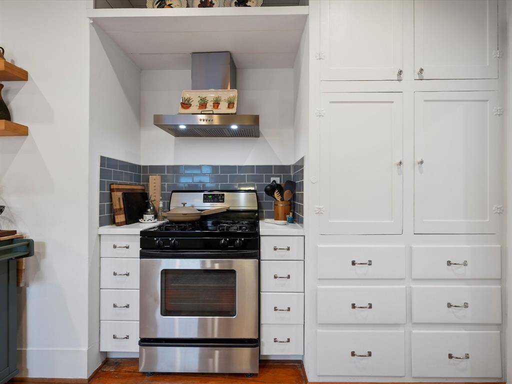 Stainless appliances and venthood. Gas stove.