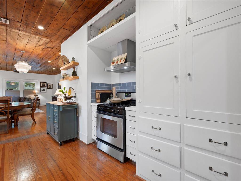 Great kitchen cabinets and drawer space.